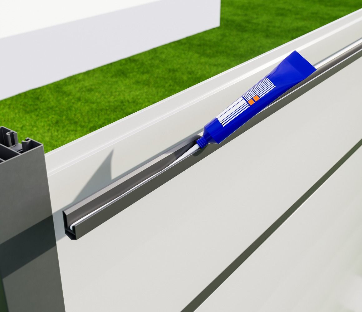 Auftragen des Klebers auf PVC-Abdeckleiste