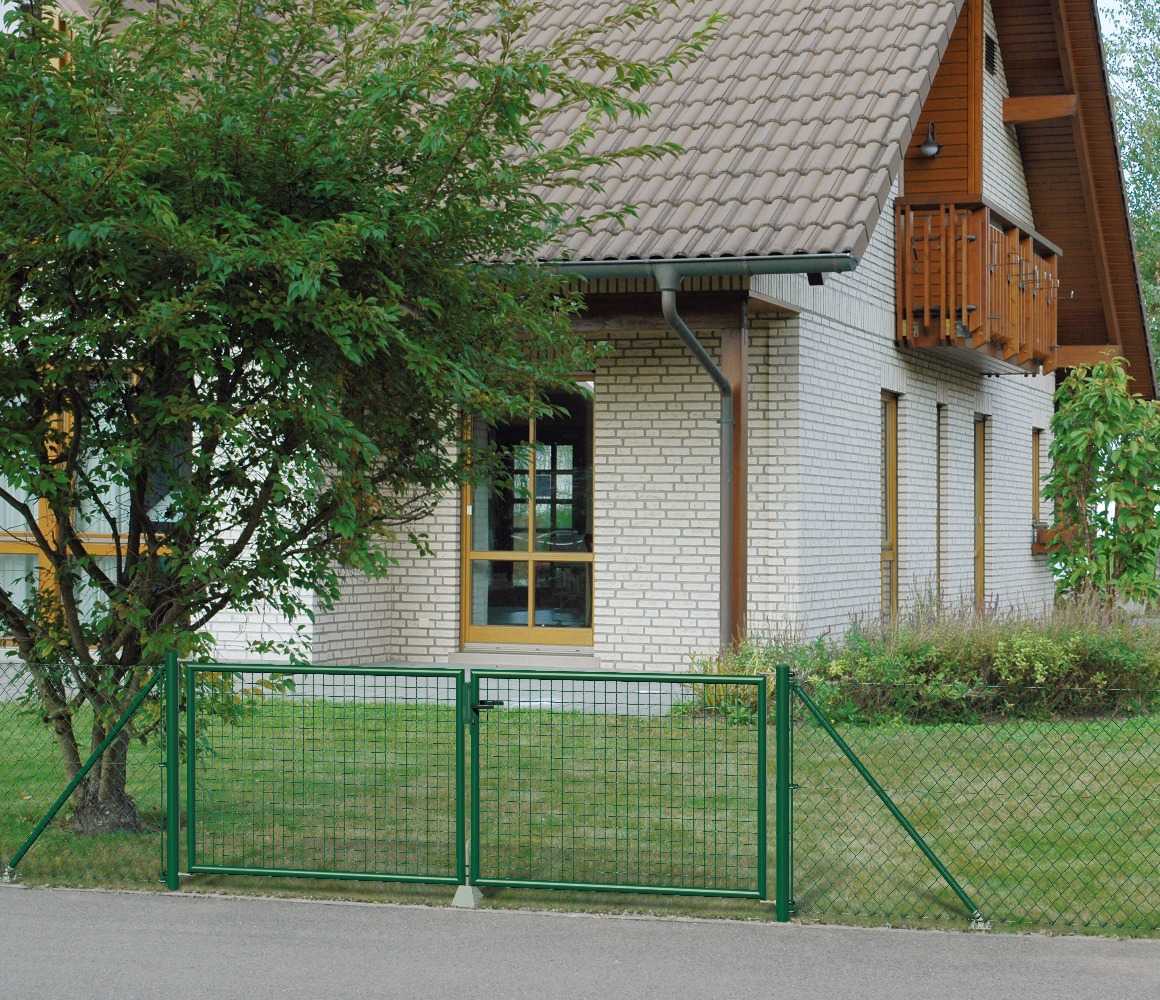 zweiflügeliges Wellengittertor Grün RAL 6005