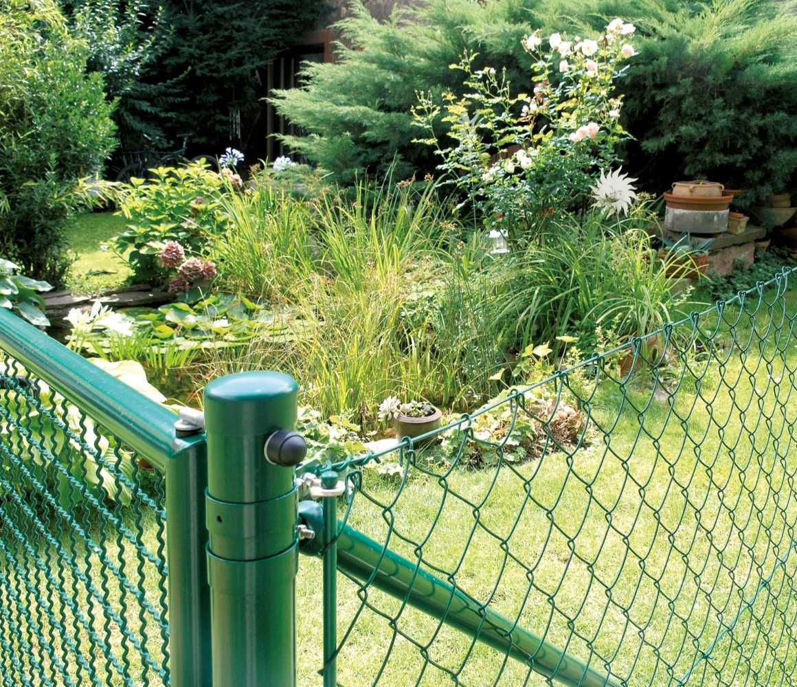 Torpfosten des zweiflügeligen Wellengittertors Grün RAL 6005