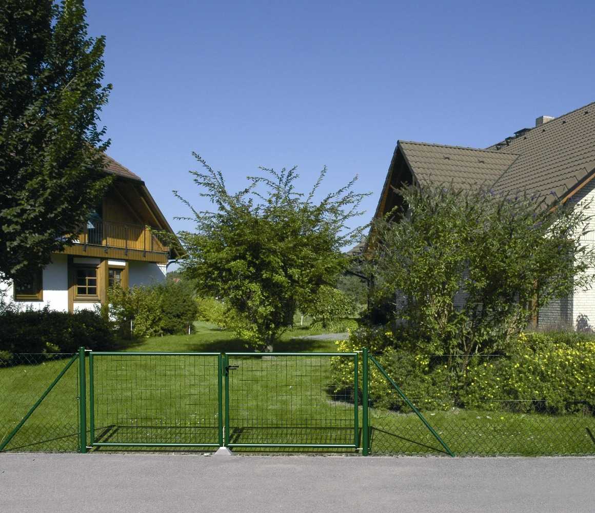 zweiflügeliges Wellengittertor Grün RAL 6005