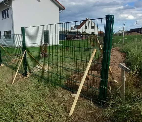 Zaunpfosten und Eckpfosten mit Abdeckleiste Grün RAL 6005 Zaun-Idee Montage