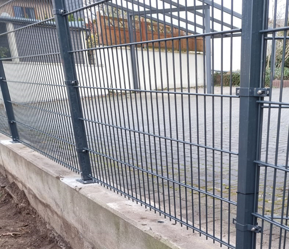 Zaunpfosten mit Schelle Anthrazit RAL 7016 Zaun-Idee Montage