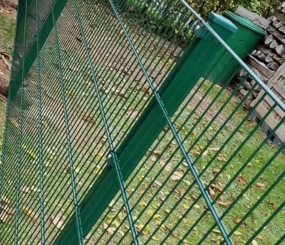 Zaunpfosten mit Klemme Grün RAL 6005 Zaun-Idee Montage