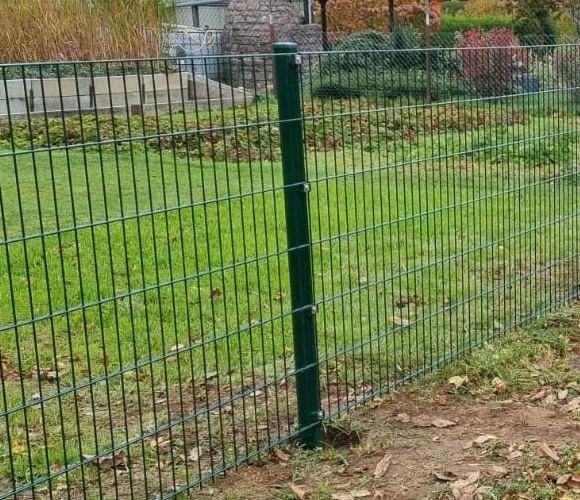 Zaunpfosten mit Klemme Grün RAL 6005 Zaun-Idee Montage