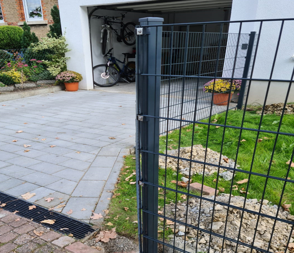 Zaunpfosten mit Klemme Anthrazit RAL 7016 Zaun-Idee Montage