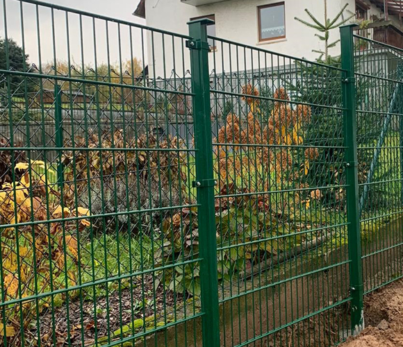 Zaunpfosten mit Schelle Grün RAL 6005 Zaun-Idee Montage