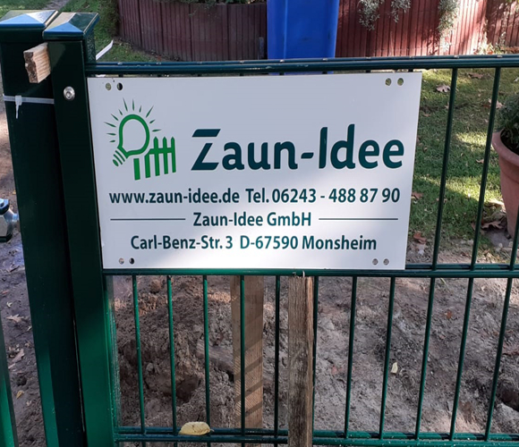 Zaunpfosten mit Abdeckleiste Grün RAL 6005 Zaun-Idee Montage