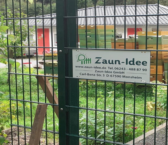Zaunpfosten mit Abdeckleiste Grün RAL 6005 Zaun-Idee Montage