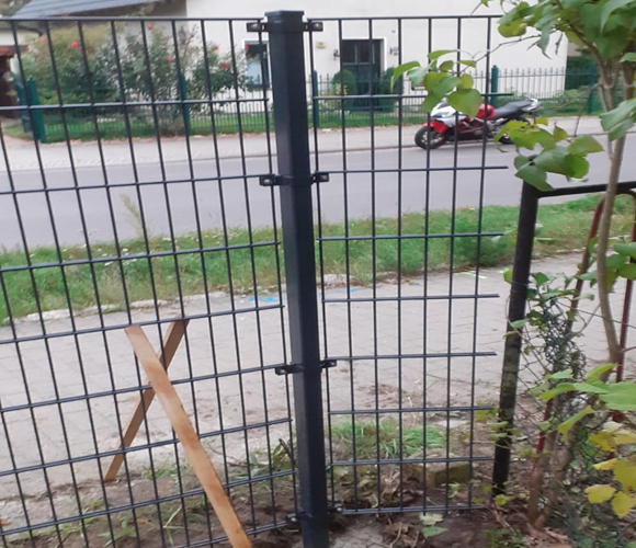 Zaunpfosten mit Schelle Anthrazit RAL 7016 Zaun-Idee Montage